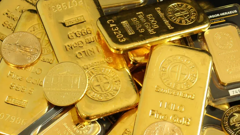 Aksi Jual Meluas, Harga Emas Anjlok 2%